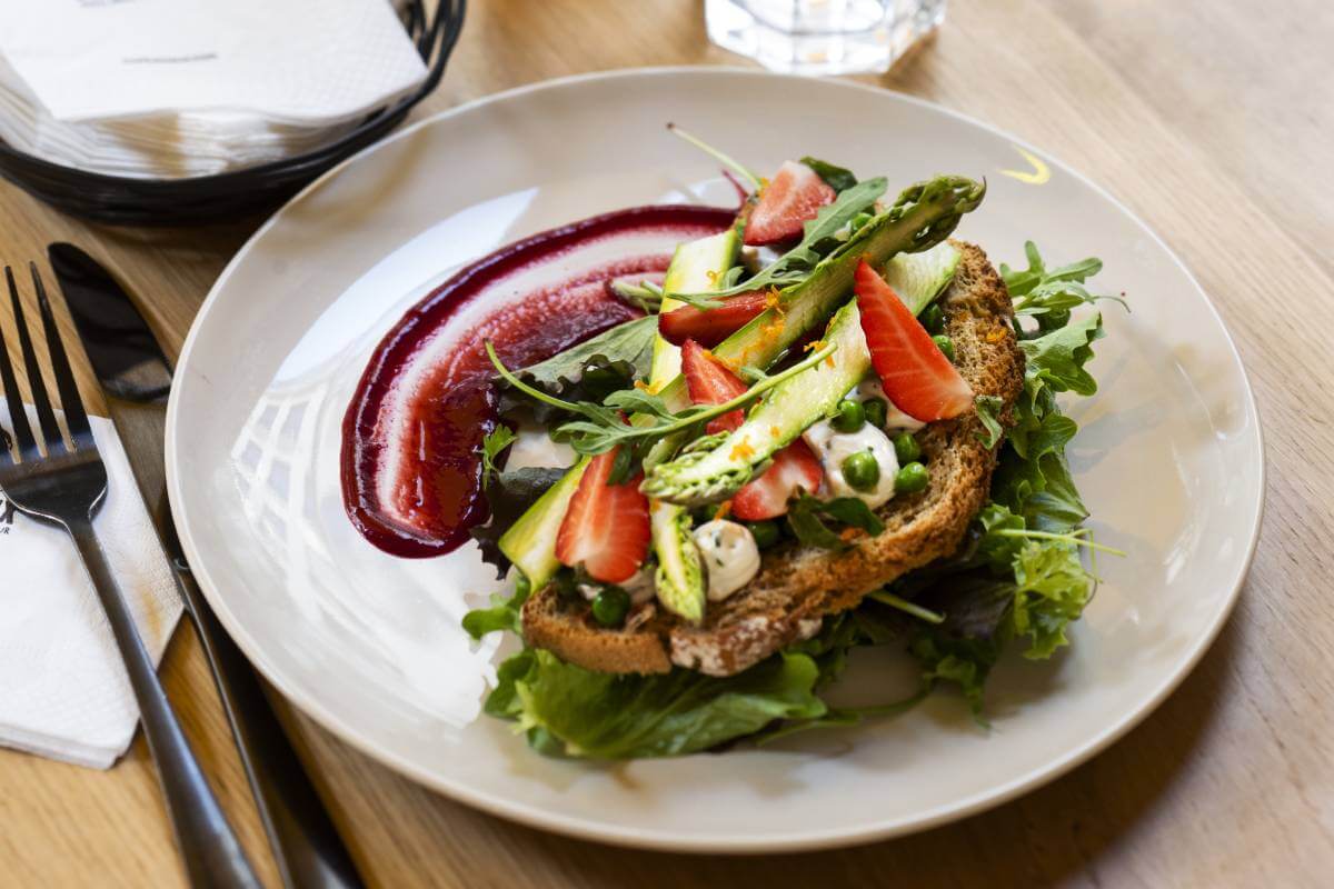 Tartine asperges fraises - Café Joyeux