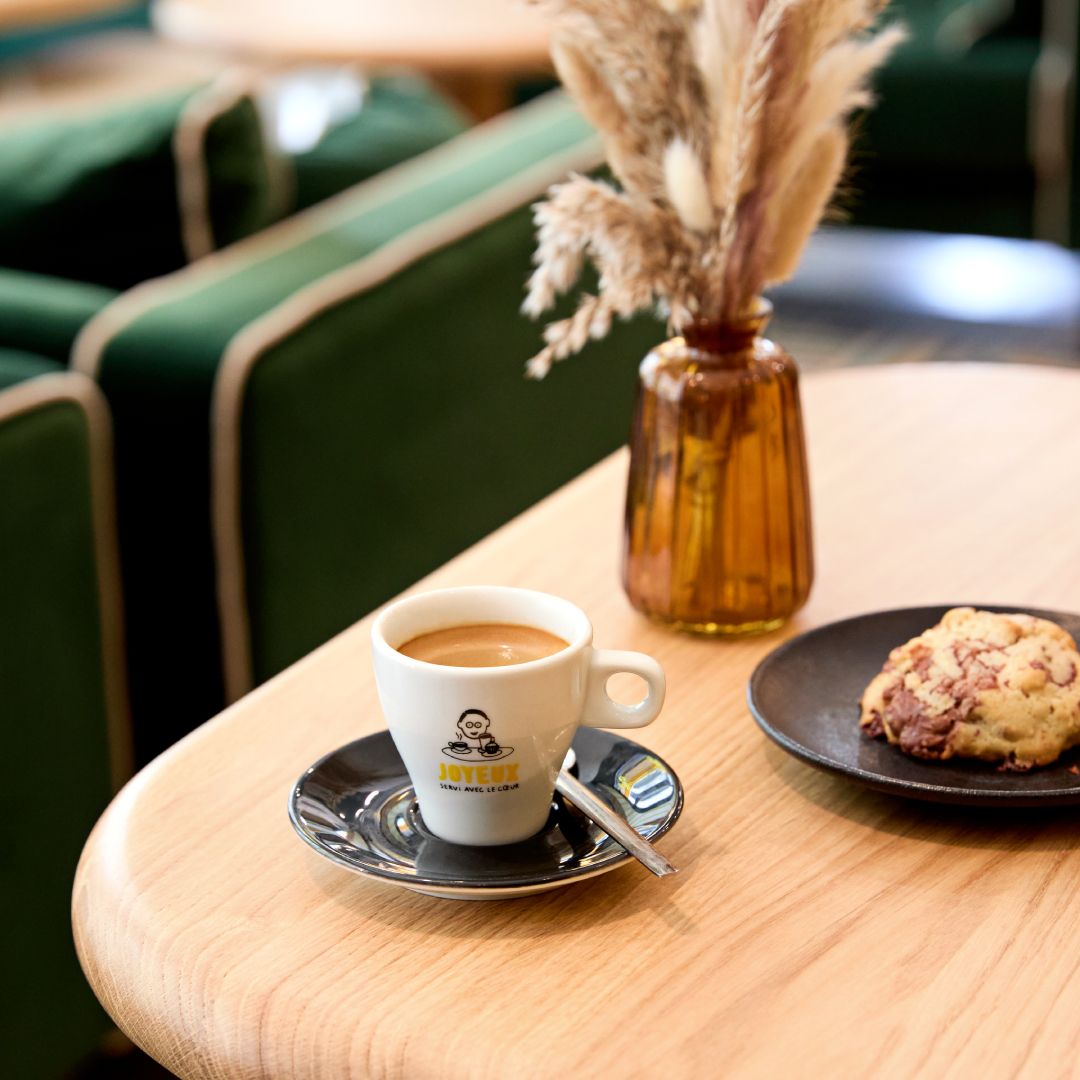 Expresso Café Joyeux accompagné d'un cookie chocolat