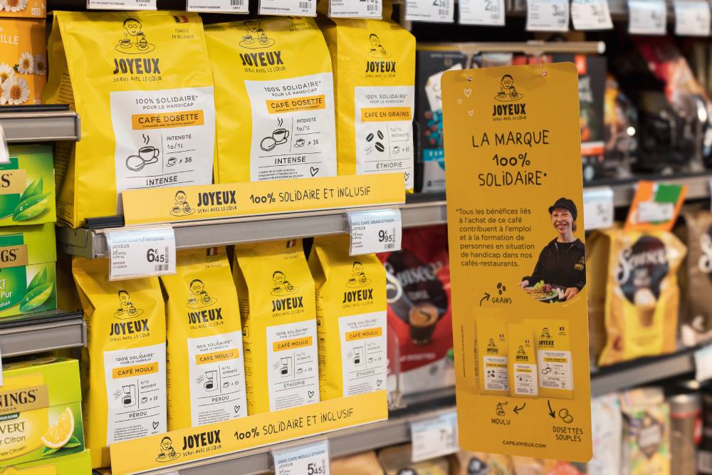 Les rayons de Carrefour s'illuminent avec l'arrivée des paquets de Café Joyeux