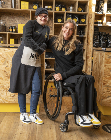 Charlotte Fairbank, athlète paralympique et Mathilde, équipière du Café Joyeux Champs-Elysées