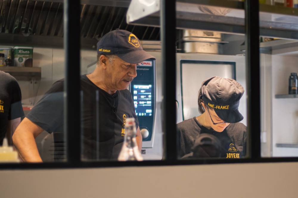 Challenge OuiLive et Café Joyeux: Pascal Légitimus dans les cuisines de nos cafés-restaurants