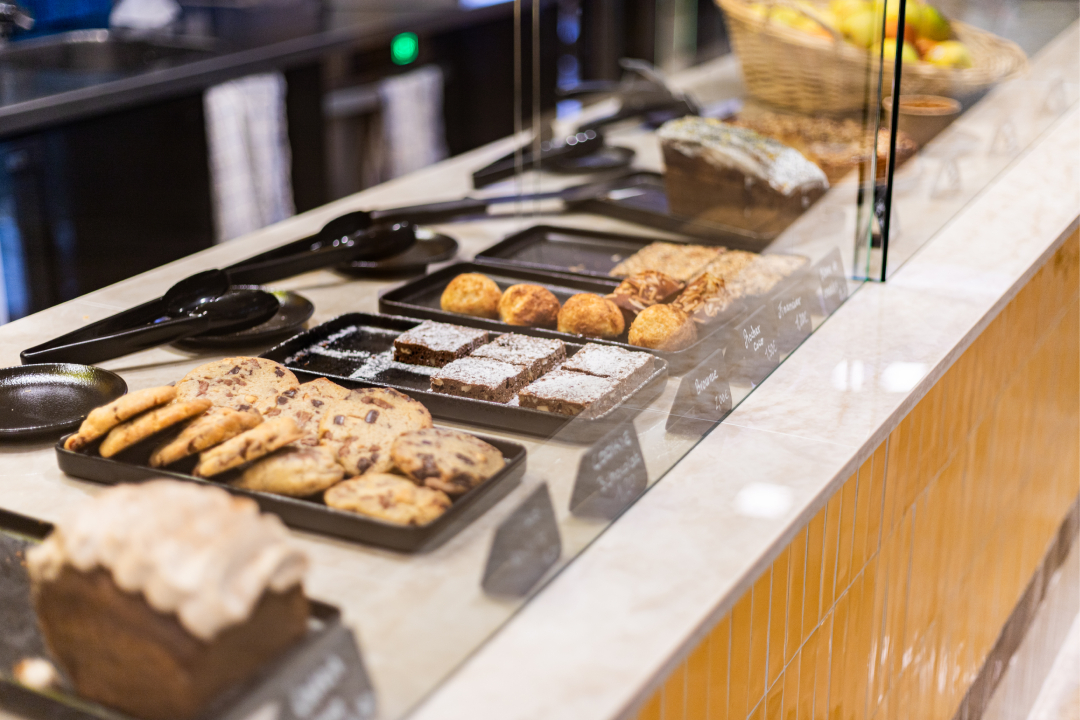 Plateaux de l'offre sucrée au café comptoir Inside Crystal Park 