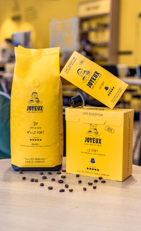 Visuel de la gamme de café Le Fort de Café Joyeux avec le paquet de café en grains 1kg, le paquet de 50 capsules et le paquet de 10 capsules.