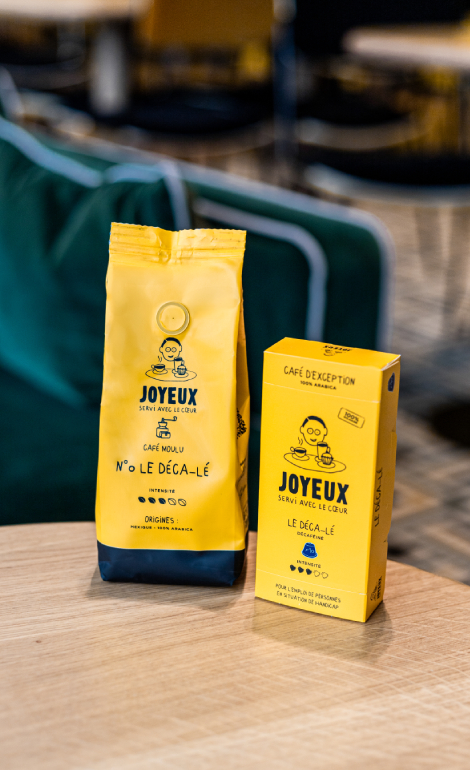 Visuel de la gamme de café Le Déca-lé de Café Joyeux avec le paquet de café moulu 250g et le paquet de 10 capsules